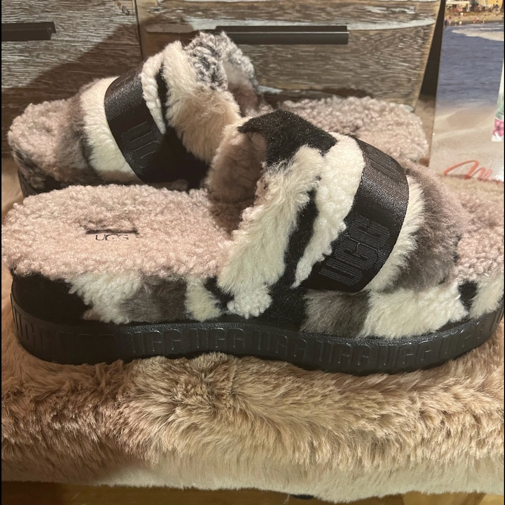 Brand new, never worn, size 9 Ugg fluffita slides.